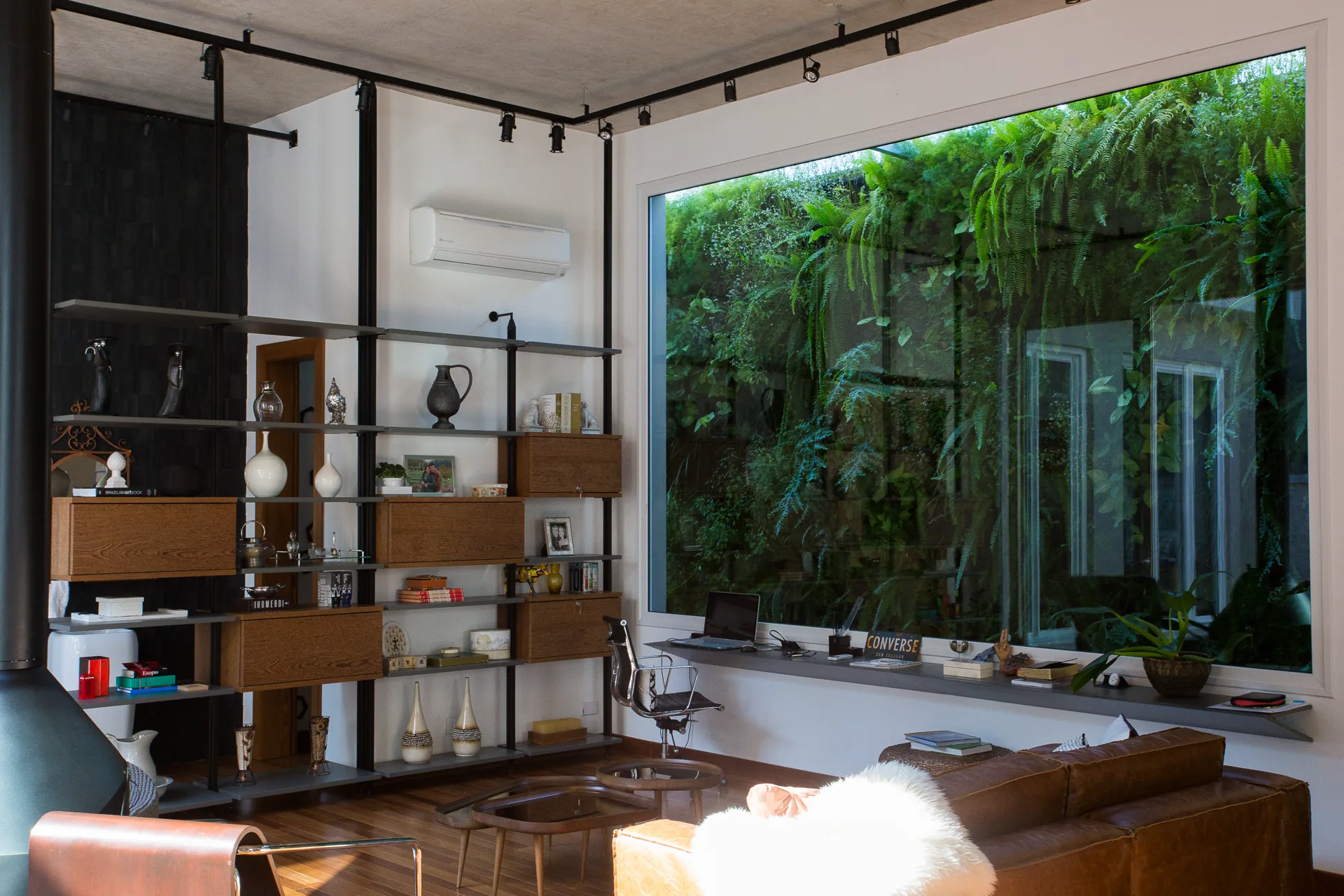 Interior de luxo em paleta neutra, com marcenaria sob medida e iluminação cênica