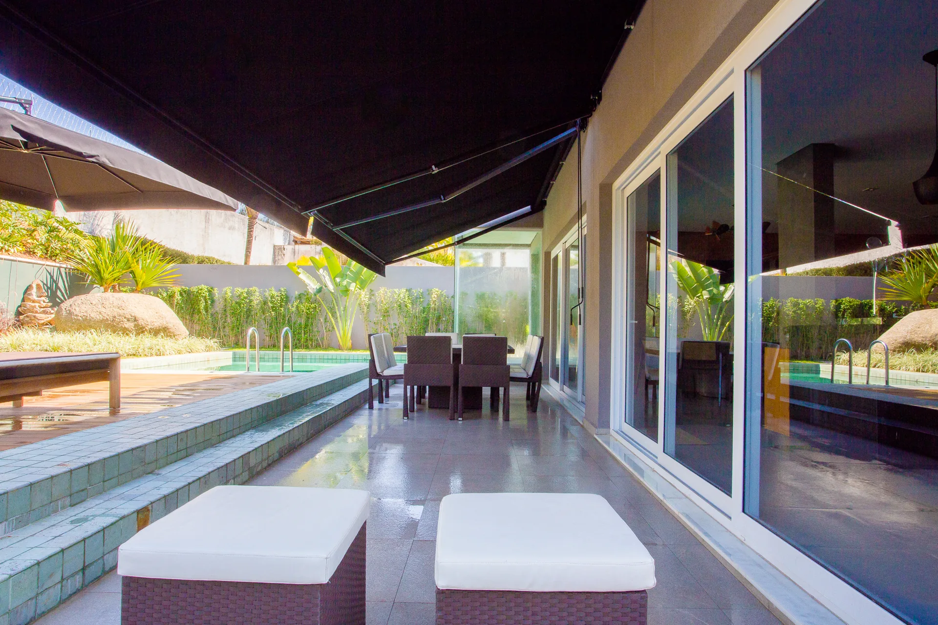 Varanda residencial com vista panorâmica, mobiliário exclusivo e revestimentos nobres