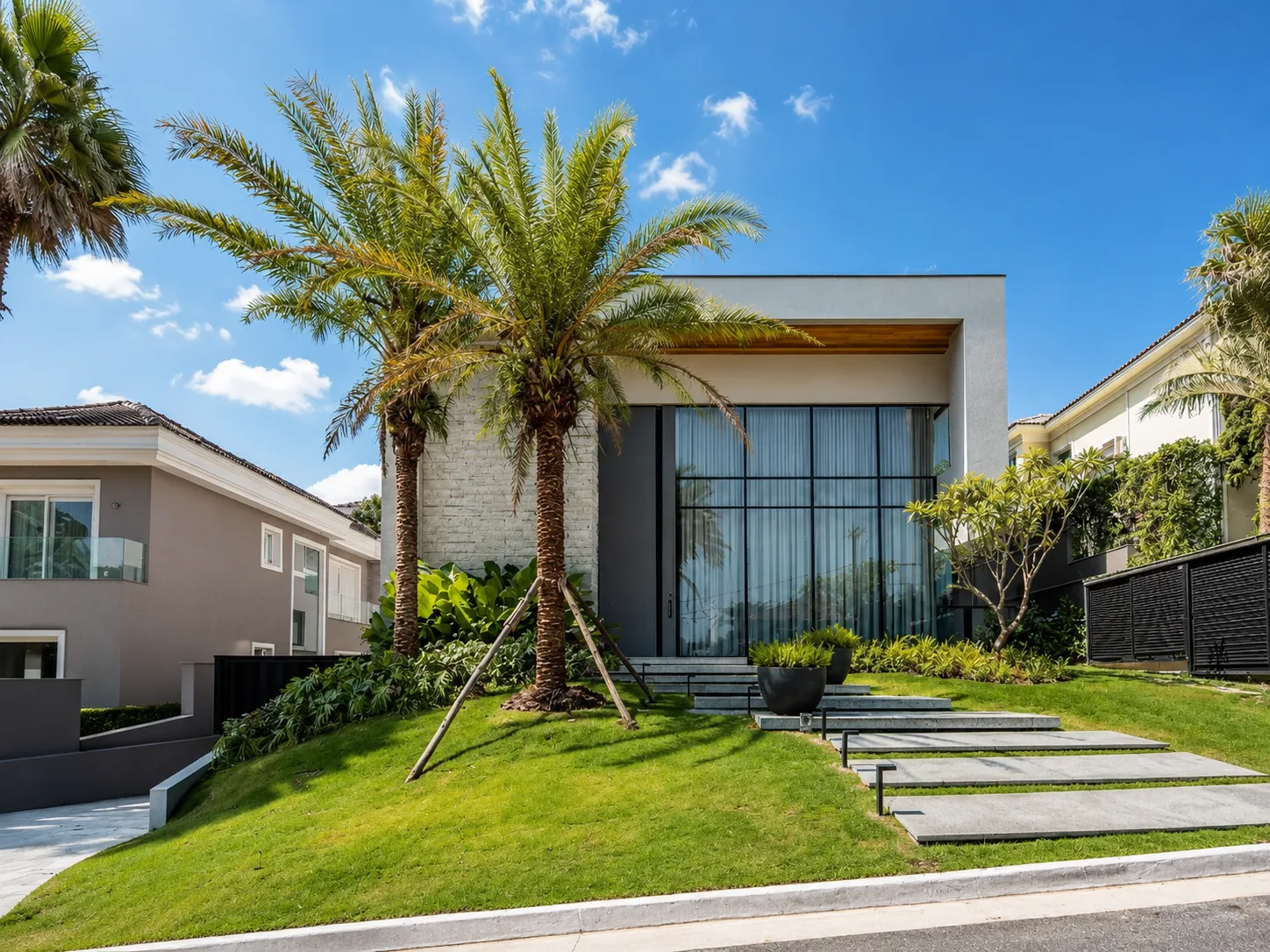 Residência contemporânea de alto padrão, com arquitetura moderna, ambientes amplos, madeira e pedra natural, iluminação planejada e área de lazer com piscina, spa, cinema e terraço.